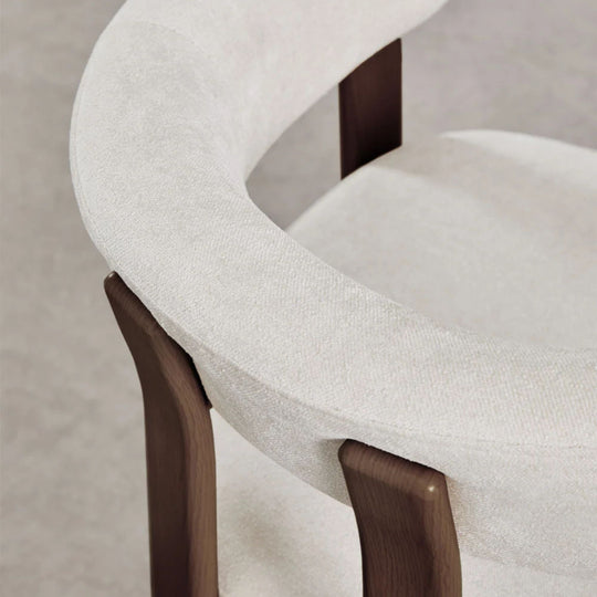 Lot de 2 chaises de salle à manger SKLUM Jolie avec accoudoirs en tissu chenille beige crème et bois marron foncé