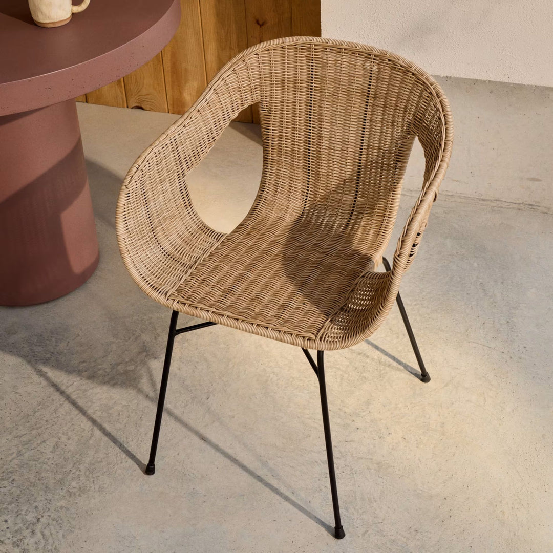Lot de 2 chaises KAVE HOME Eltiera empilable en rotin synthétique avec structure en acier Noir