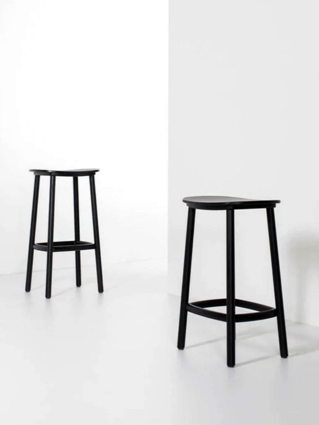Lot de 2 Tabourets haut design Cruso en bois noir