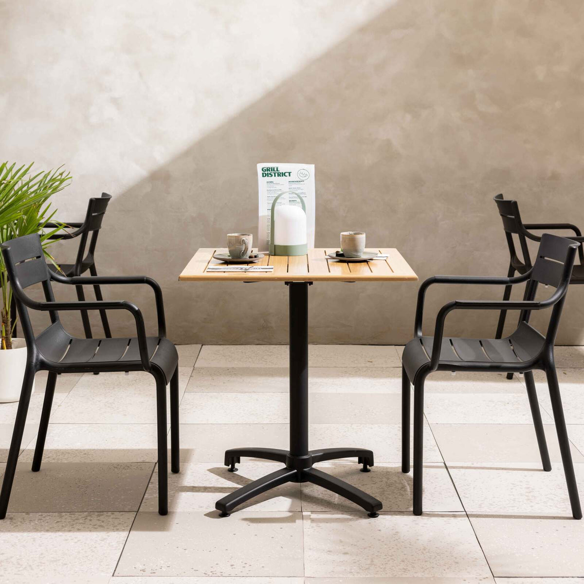 Lot de 4 chaises de jardin en plastique avec accoudoirs Noire PANAME