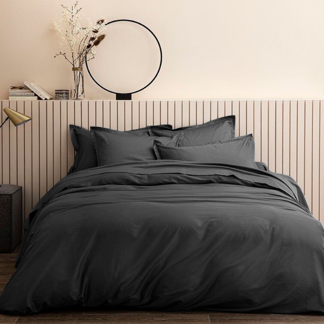 housse de couette et 2 taies d'oreiller en satin de coton coloris noir de la marque baton rouge