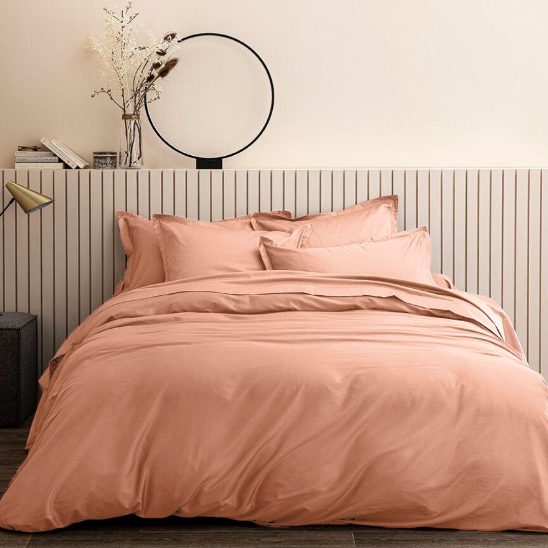 housse de couette et 2 taies d'oreiller en satin de coton coloris rose de la marque baton rouge