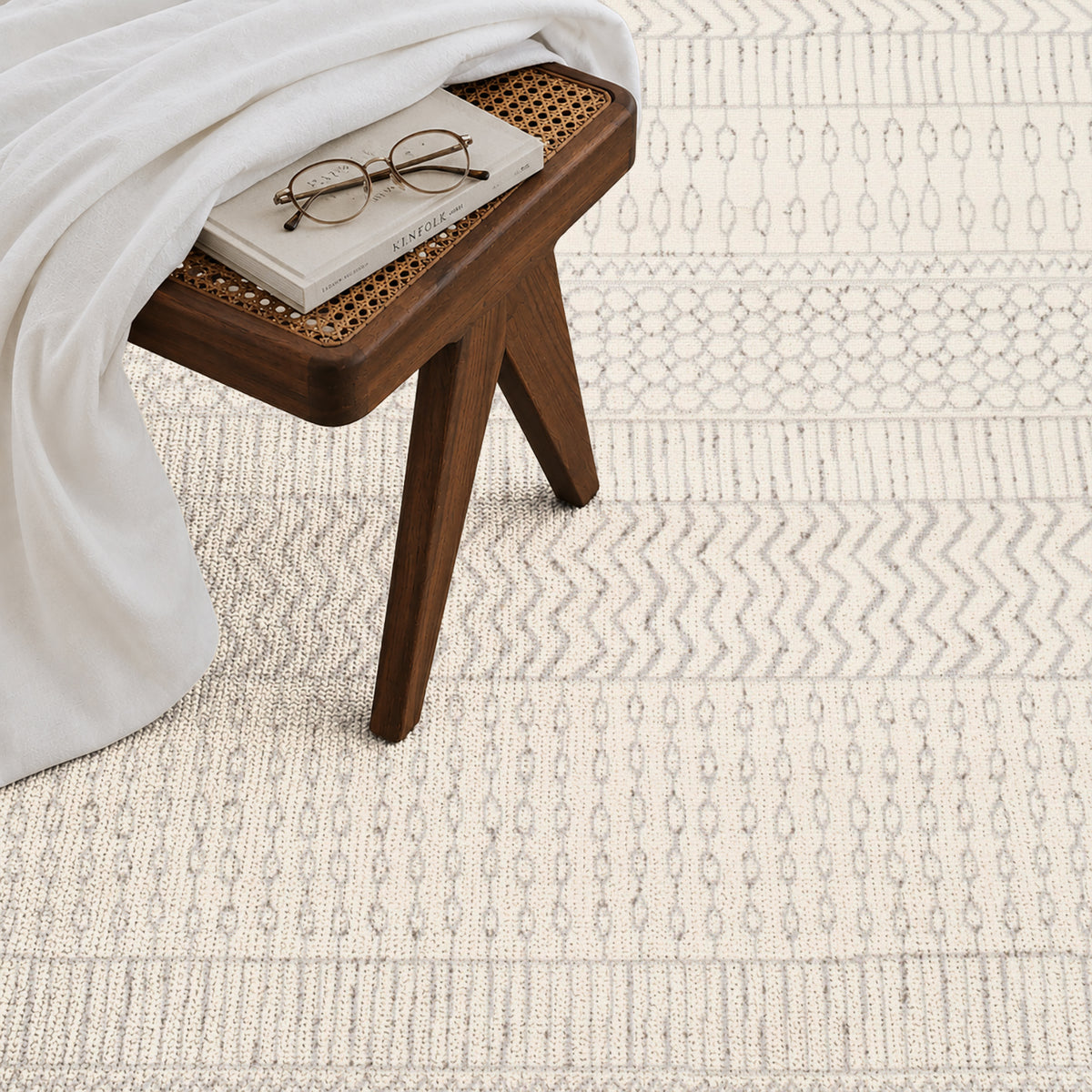 Tapis SURYA Hama scandinave bohème, motif frises gris clair sur fond blanc cassé, vue 8