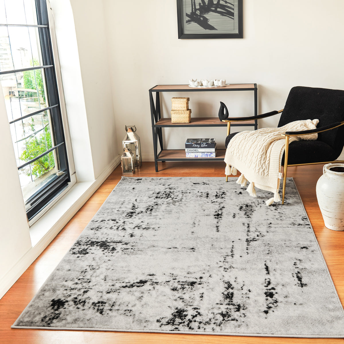 Tapis Surya Jordan abstrait moderne, motif brossé noir et anthracite sur fond gris clair, vue 12