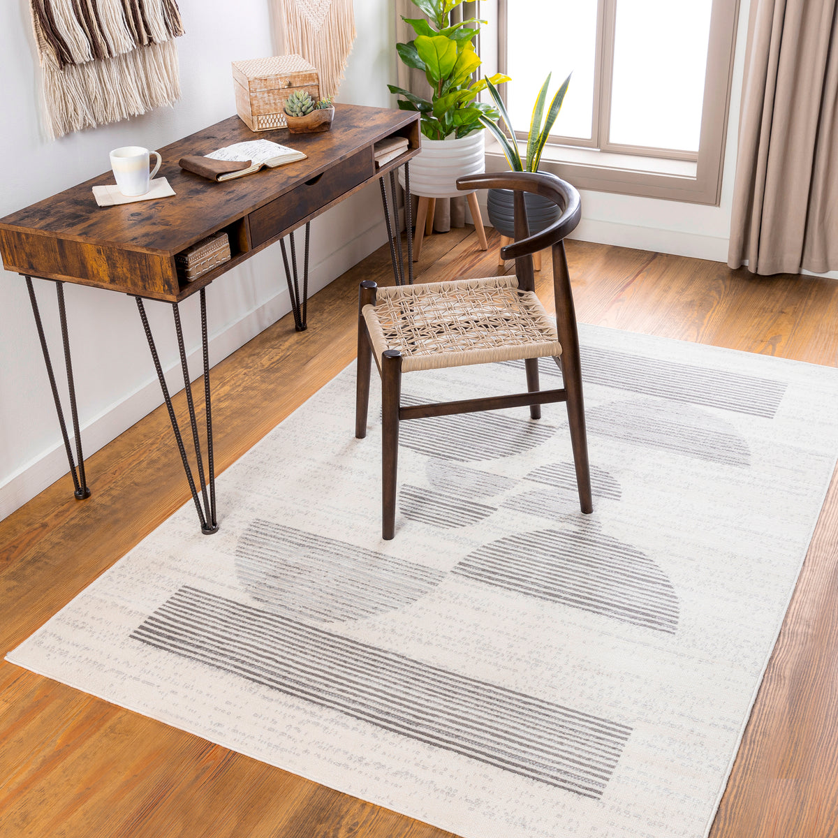 Tapis SURYA Jimo scandinave, motif demi-cercles et barres rayés gris sur fond blanc cassé