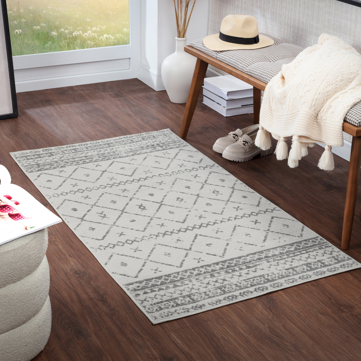 Tapis SURYA Lima berbère, motif losanges et frises gris anthracite sur fond blanc