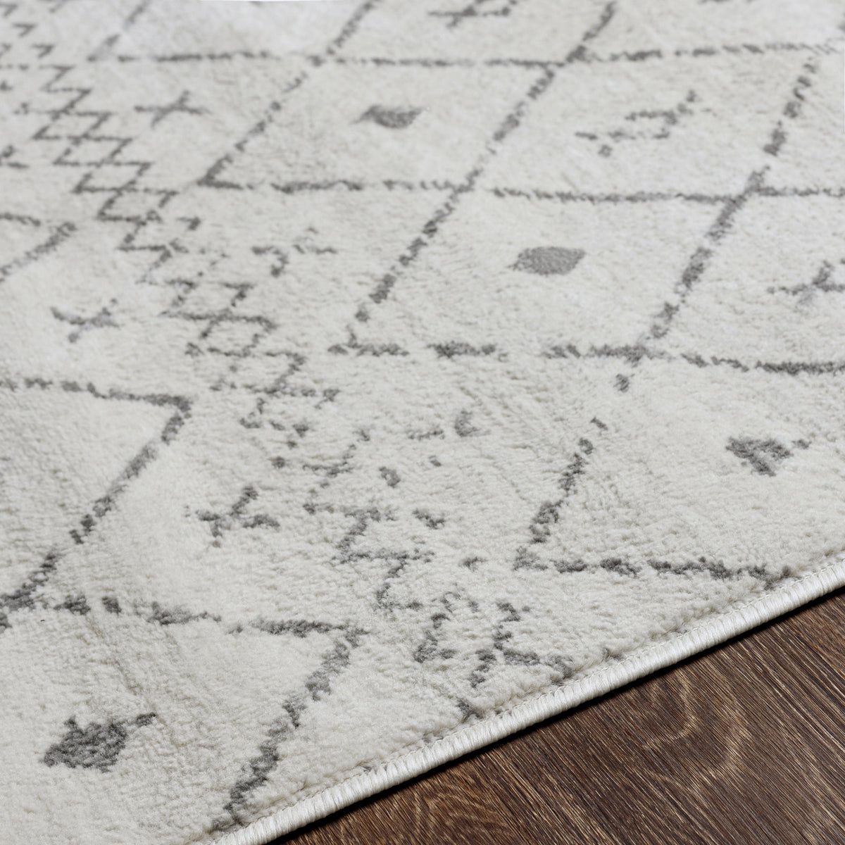 Tapis SURYA Lima berbère, motif losanges et frises gris anthracite sur fond blanc, vue 3