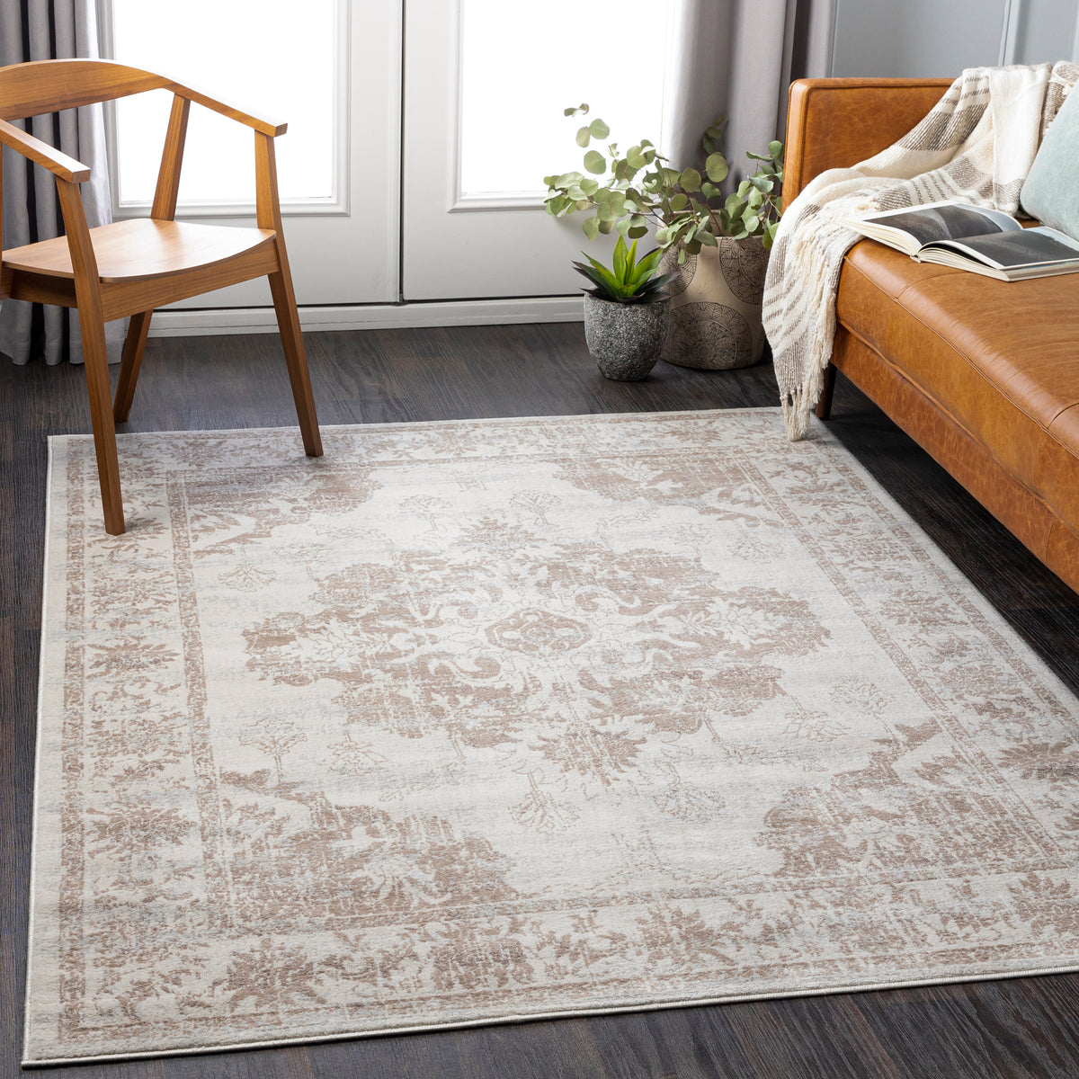 Tapis Surya Shawna vintage oriental, médaillon patiné beige et taupe sur fond ivoire, vue 8