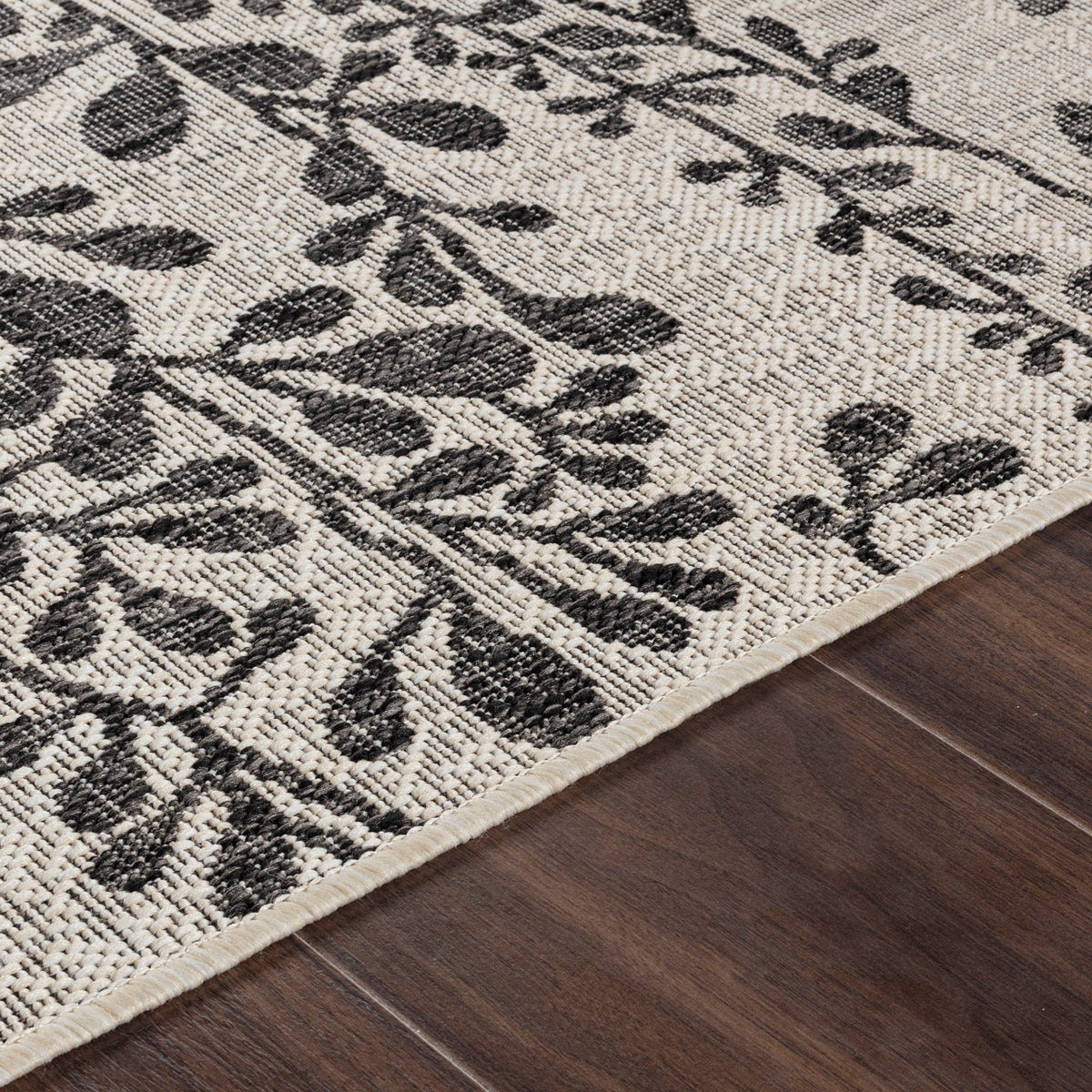 Tapis d'extérieur SURYA Hasselt, motif branches feuillues anthracite sur fond ivoire, vue 3