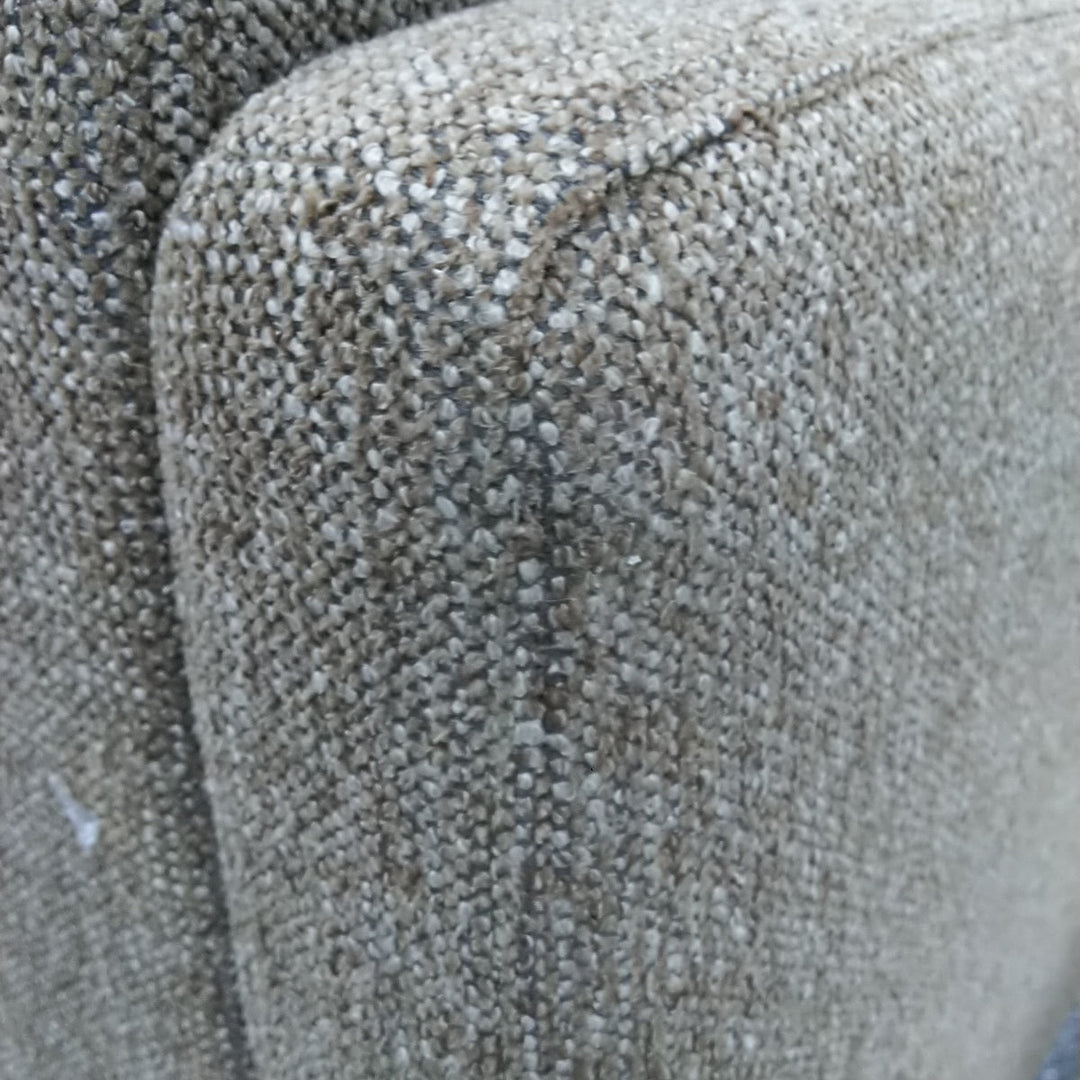 Fauteuil XL DRAWER Villabon en tissu Caramel chiné pieds épingles noirs