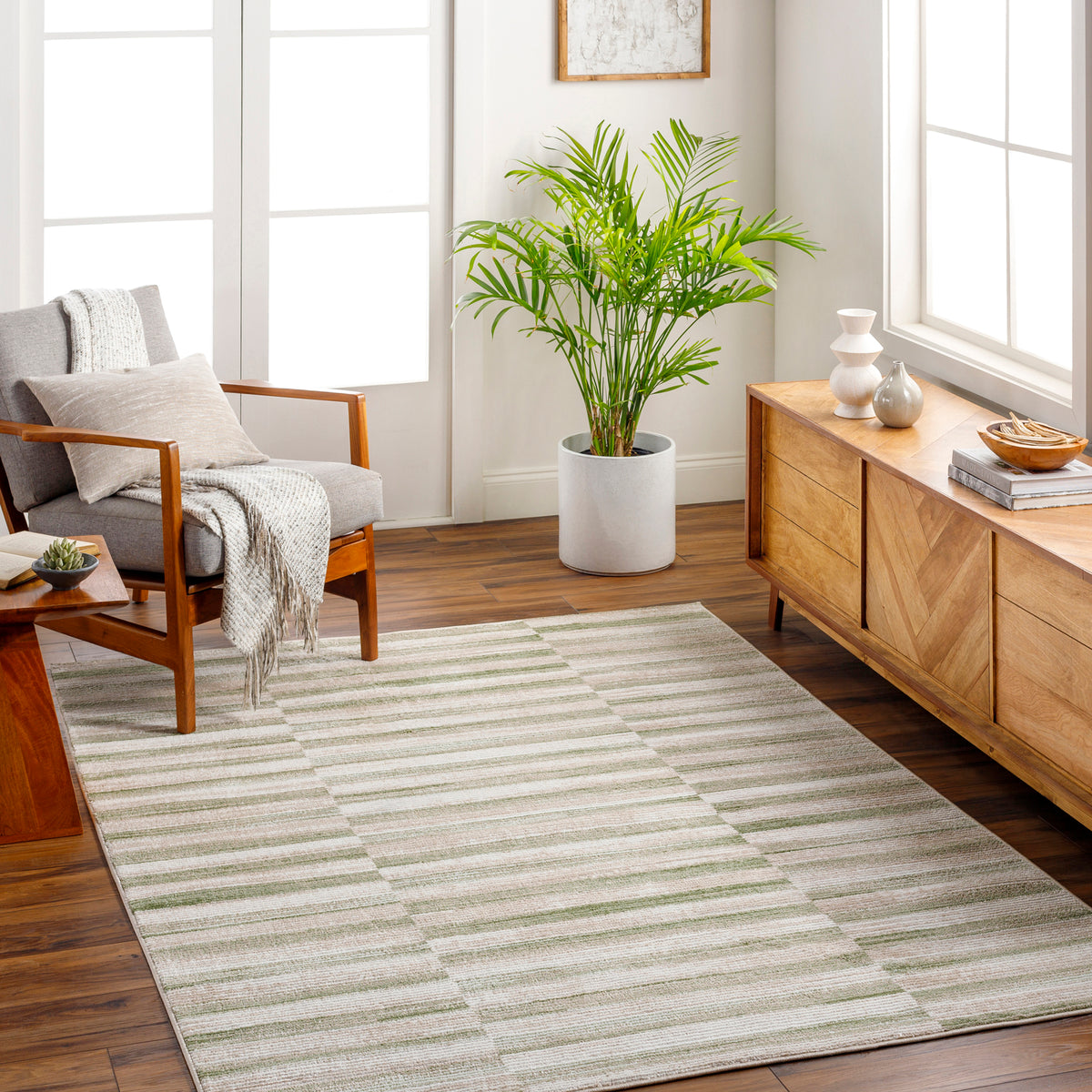 Tapis Surya Perla scandinave, rayures décalées vert sauge et ivoire, vue 2