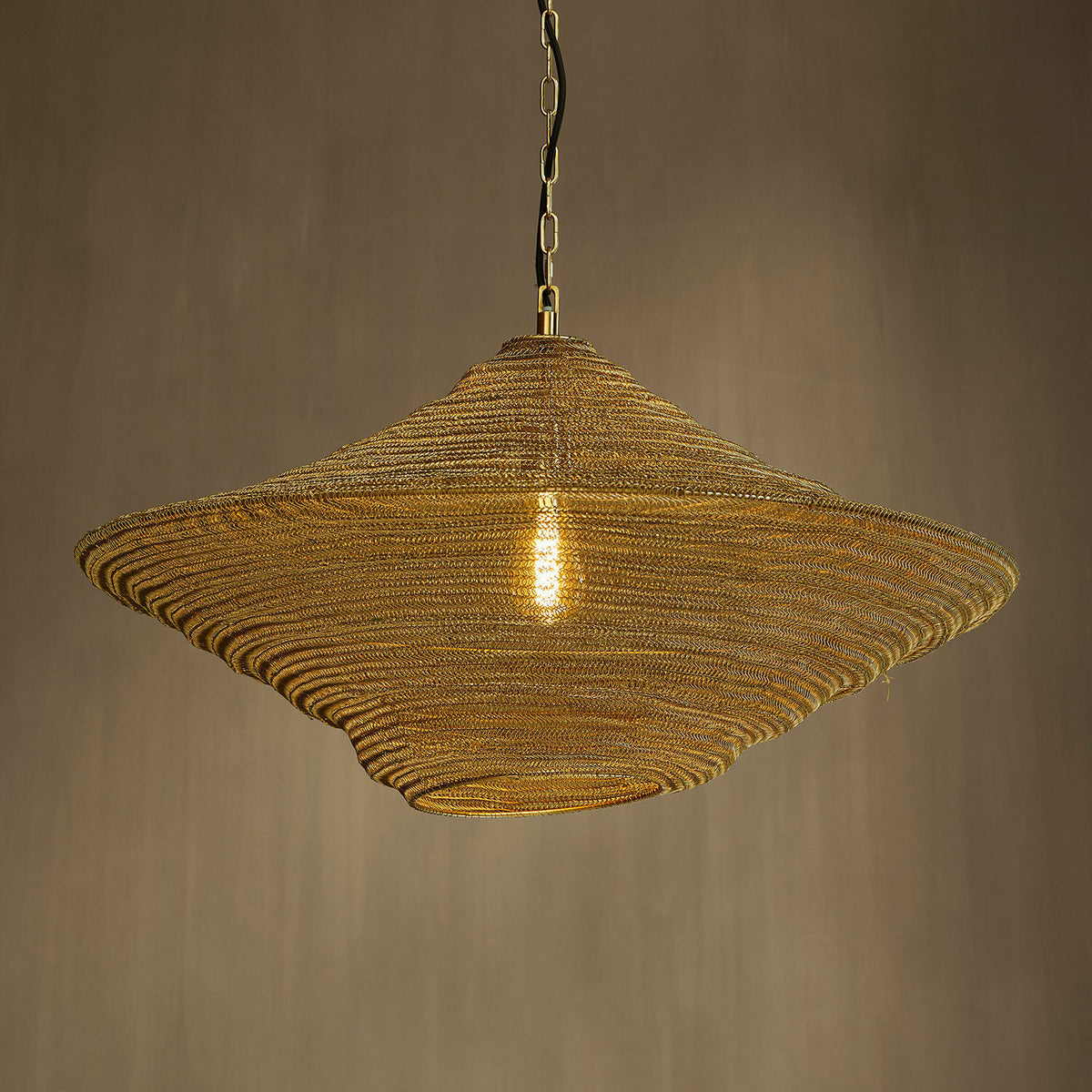 Suspension LOBERON Ferncroft en maillage minutieux d’anneaux en fer — photo produit