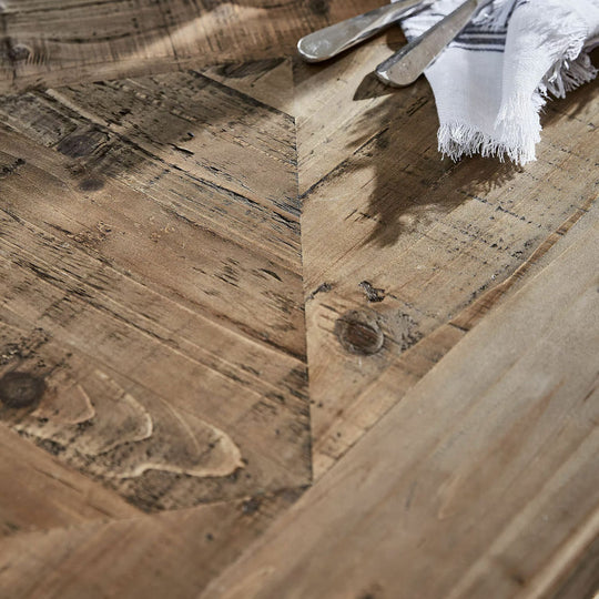 Table à manger LOBERON Campbelltown en bois de sapin revalorisé avec motif intarsia