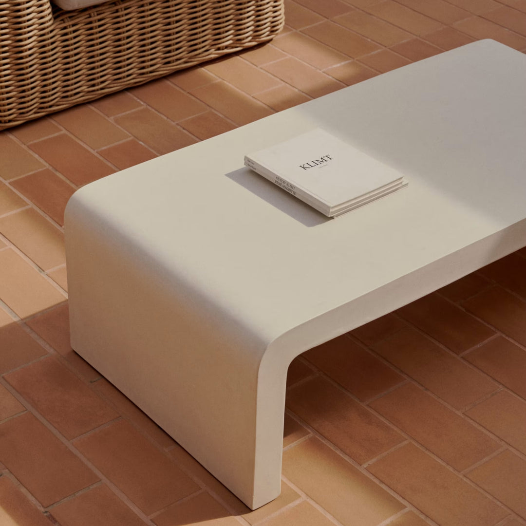 Table basse KAVE HOME Aiguablava en ciment blanc 135x65cm