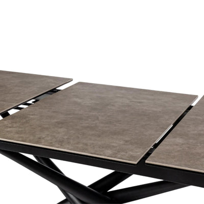 Table extensible LES TENDANCES Seray 6 à 10 places 160 à 220 cm en céramique marron et acier noir