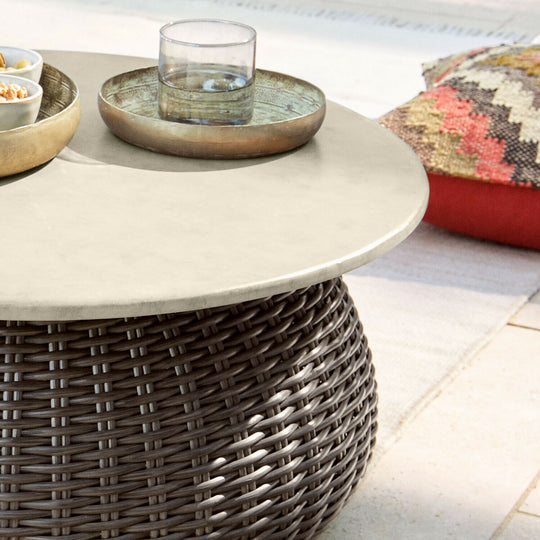 Table basse LOBERON Tarevo polyrotin et ciment — photo produit
