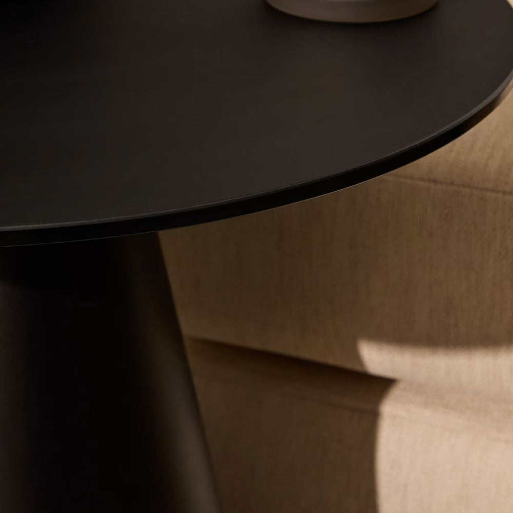 Table d'appoint Wilshire en verre trempé et métal avec finition peinture noir Ø 50 cm Kave Home